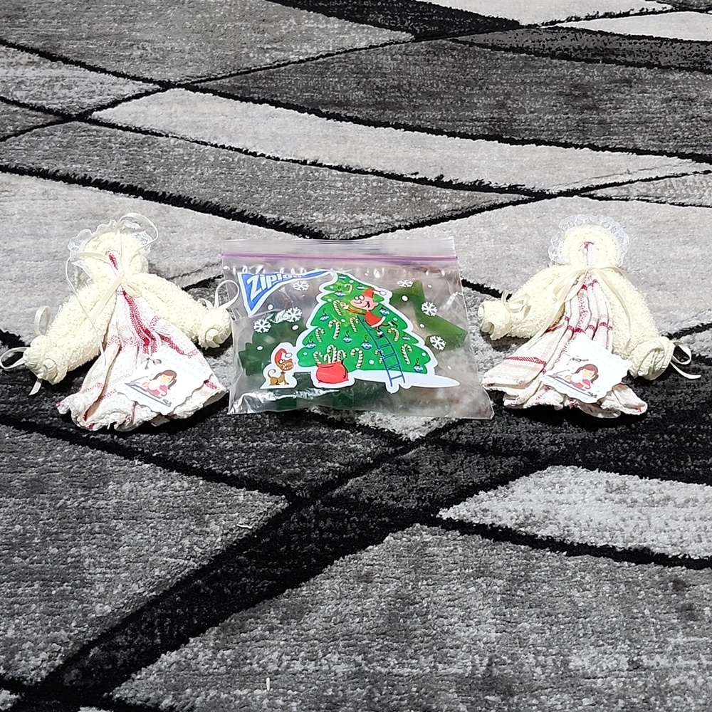 VINTAGE LITTLE HELPERS WASH CLOTH DOLLS & CHRISTMAS COOKIE CUTTERS BUNDLE